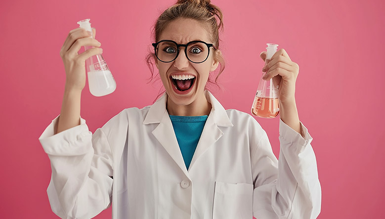 mujer fabricando líquido vapeo