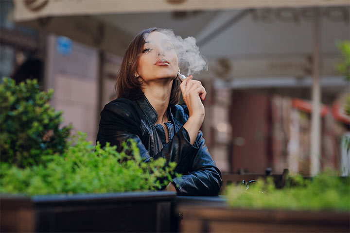Mujer joven vapeando