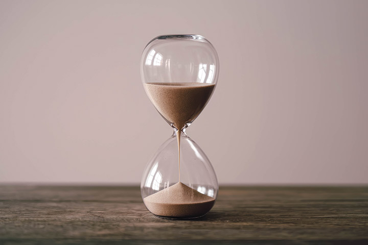 Reloj arena que simboliza el tiempo de duración de un e liquid