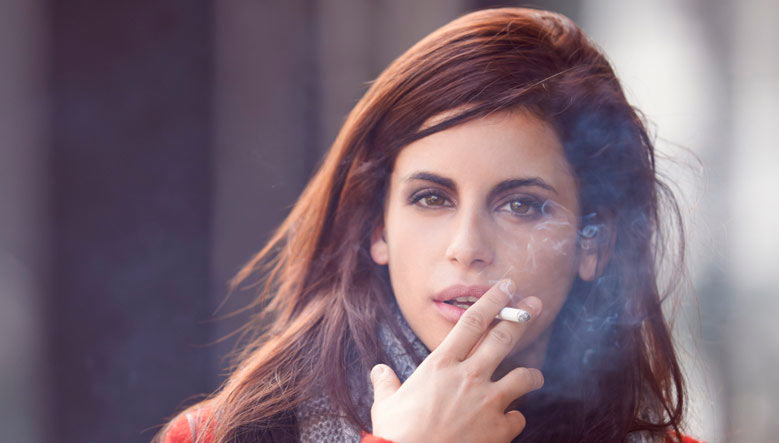 mujer fumando