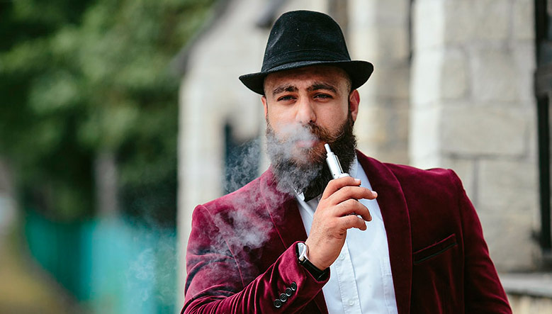 Hombre elegante vapeando