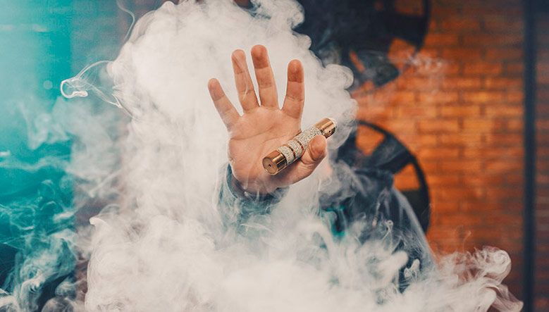 Hombre vapeando