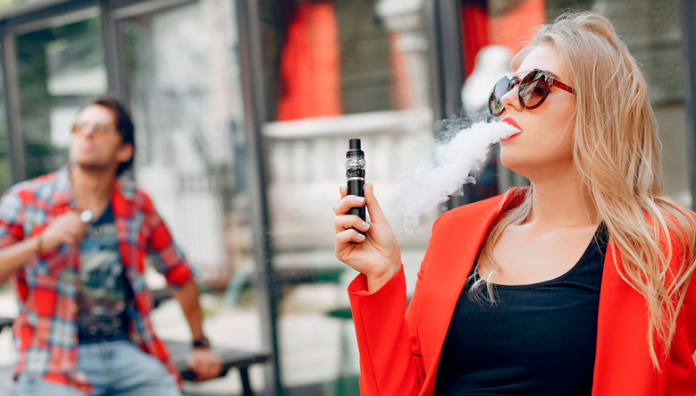 gente vapeando