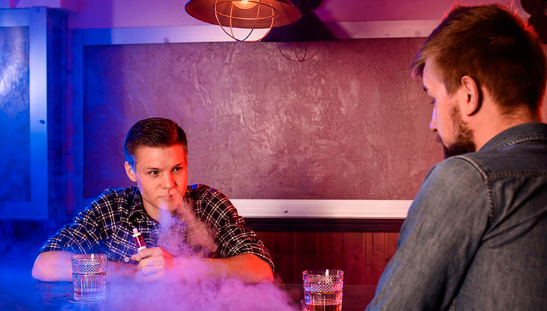 Chicos vapeando