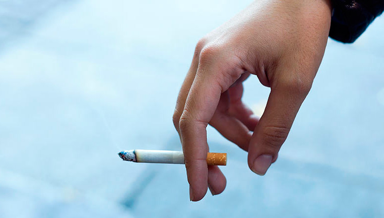 Cigarro en la mano